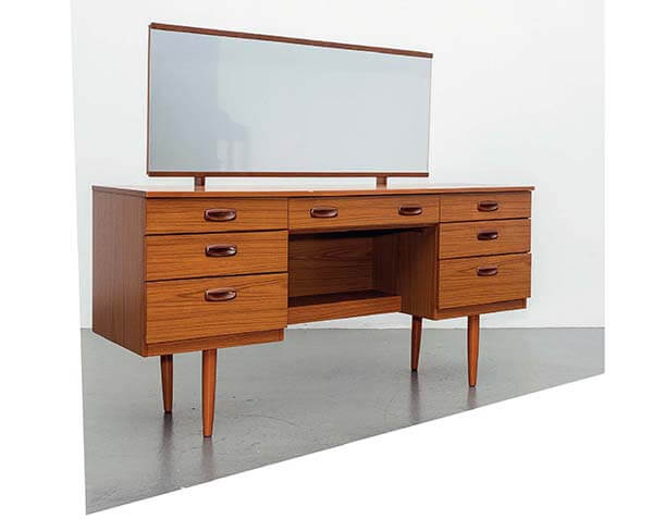 Image of a 1970s dresser with mirror