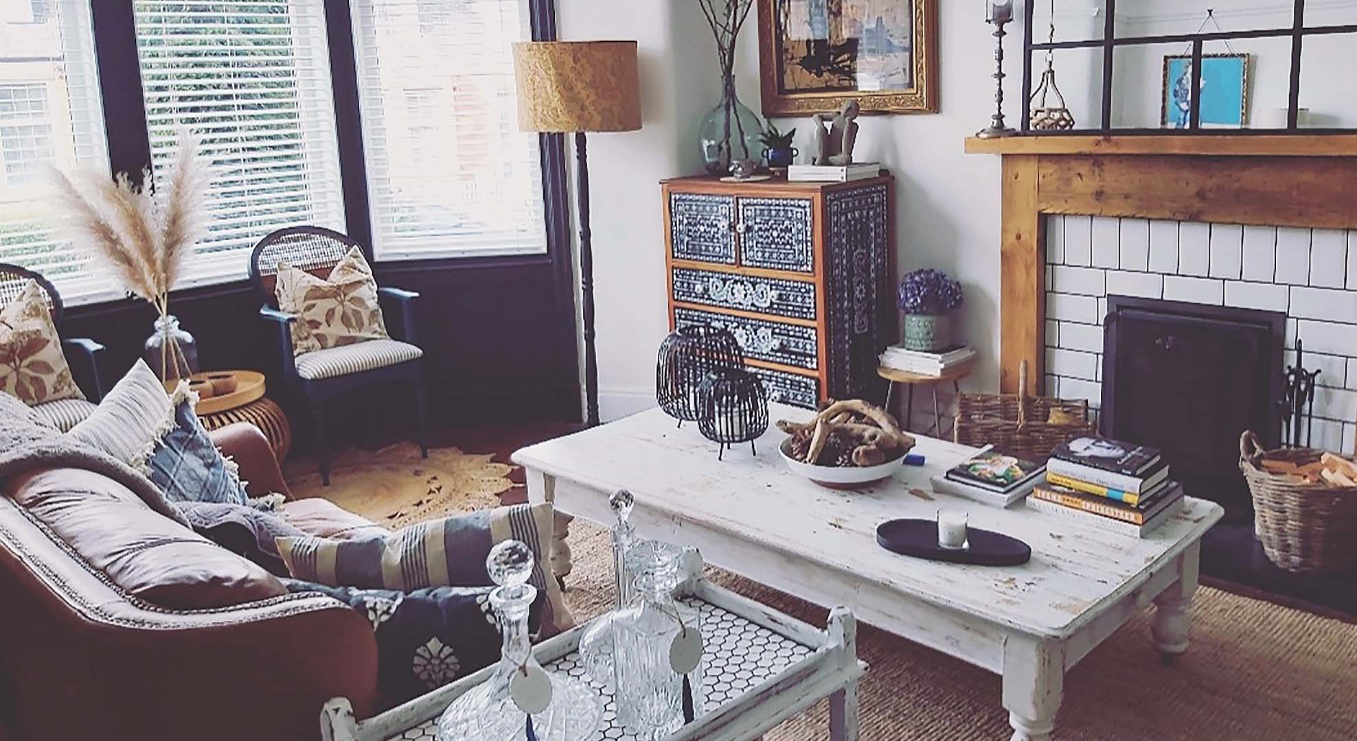 Photo of a living room furnished second-hand and upcycled